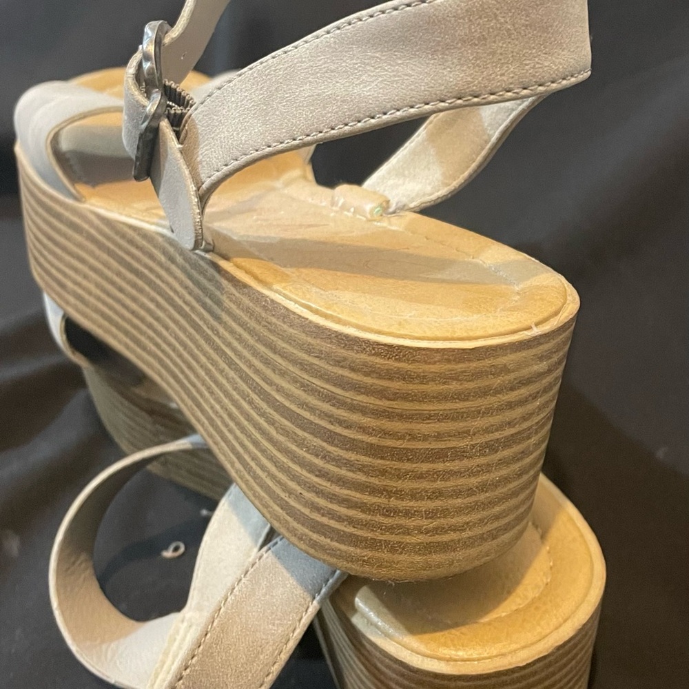 Blowfish Women's Sandals in Light Gray - Picture 4 of 5